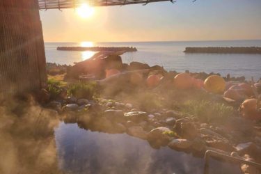 【民宿500マイル】海や朝日も見える温泉！毛ガニを含む地元食材中心の食事