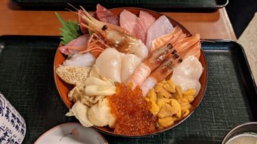 【海鮮みなと食堂】苫小牧で大人気！ウニや海鮮10種類以上の「特選おかませ丼」