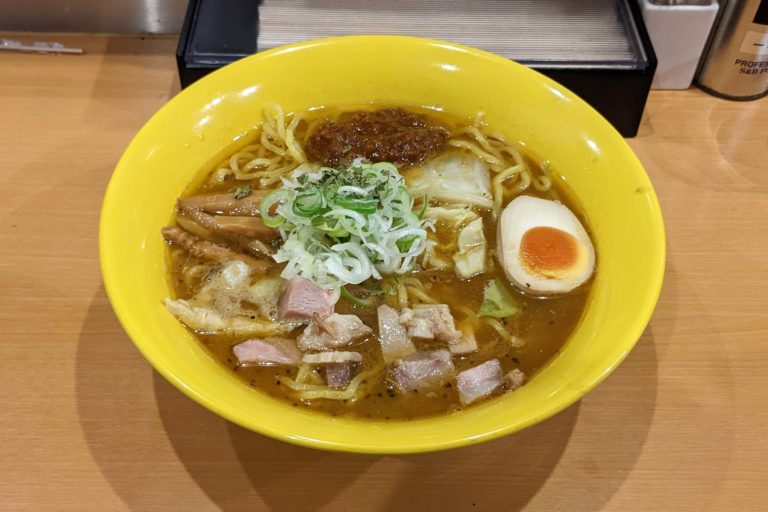 麺屋すずらんの黄色い丼