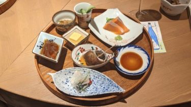 【酒菜日和 ナマラヨシ】日本酒を昼から飲み比べ！アテ5種も付くセット
