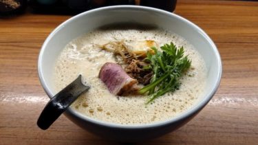 【閉店】【DUCK RAMEN-EIJI】見た目も味もインパクト大！滝川産の鴨出汁スープ
