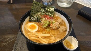 【知床鶏麺チキンクレスト】知床鶏を使ったスープと味変オイルが人気