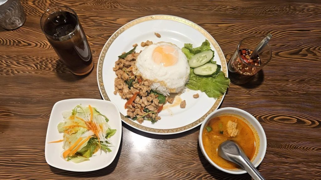 ランチのガパオガイ・ラードカオ1